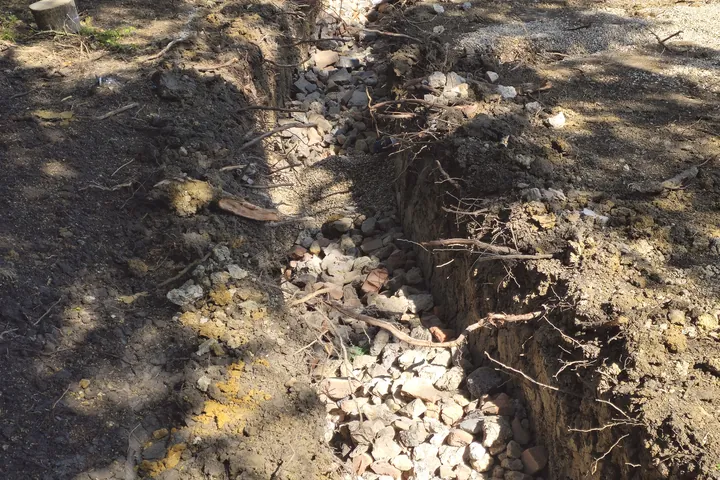 Aggregate drainage layer in excavated clay ground